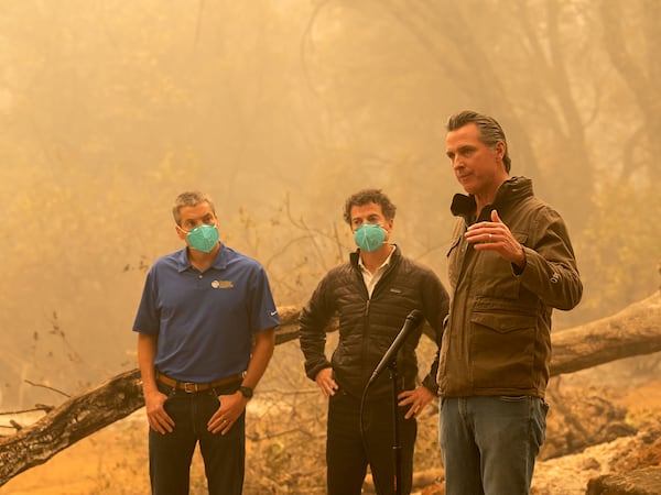 El gobernador de California, Gavin Newsom, en uno de los incendios al norte de Sacramento, el viernes.