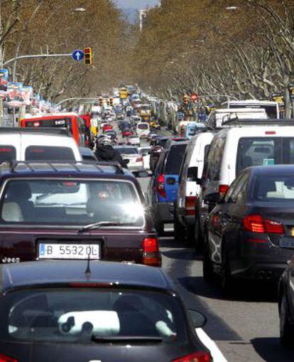 La Gran Via de Barcelona atestada de vehículos.