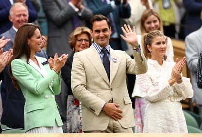 El ocho veces campeón de Wimbeldon, Roger Federer, junto a Catalina, princesa de Gales y su esposa, durante el partido de Carlos Alcaraz  en la Court 1.