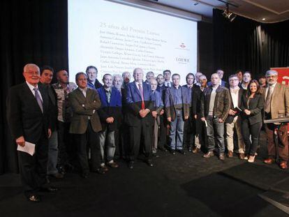 Enrique Loewe en el centro, rodeado de los poetas ganadores, anoche en el Instituto Cervantes de Madrid.