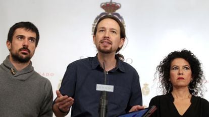 Pablo Iglesias con senadores de Podemos.