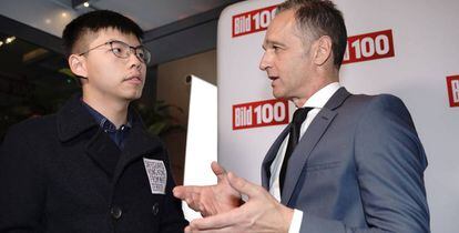 El activista hongkonés Joshua Wong (izquierda) conversa el lunes por la noche con el ministro de Exteriores alemán, Heiko Maas.