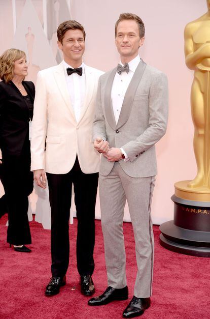 El presentador de la gala, Neil Patrick Harris, vestit per Brunello Cucinelli, i el seu marit, David Burtka, que ha apostat per Calvin Klein.