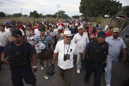 Hip&oacute;lito Mora, con sombrero, entreg&aacute;ndose a las autoridades