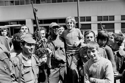 Soldados y civiles en una calle de Lisboa en abril de 1974.