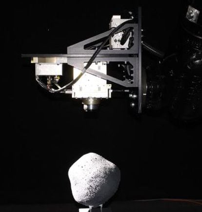 Ensayos realizados en la empresa GMV (Madrid) con una cámara espacial, montada en un brazo robótico que se desplaza hacia un modelo de asteroide, para ensayar el software de navegación de la misión AIM.