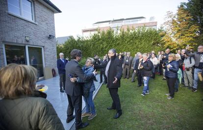 Puigdemont saluda alguns dels assistents a la commemoració de l'1-O a la casa de Waterloo.