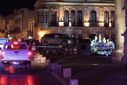 La camioneta con los cuerpos es retirada por las autoridades en Zacatecas.