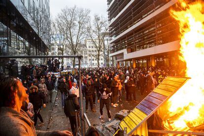 Miles de personas han tomado las calles de Bruselas en contra de las restricciones adoptadas para frenar la pandemia de covid-19, en particular, la obligación de presentar el certificado covid para acceder a lugares públicos. En la imagen, los manifestantes incendian una barricada en Bruselas, este domingo.