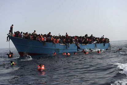 Migrantes en alta mar esperan a ser rescatados en una operaci&oacute;n coordinada por la Marina italiana.