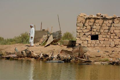 Hajji Nabjan con su kufiyyah blanca y negra, atuendo habitual en el sur de Irak, fuera de su casa mirando hacia el río. Nebjan asegura estar muy satisfecho con el trabajo de AKAF en la zona y espera que se limpie todo pronto para poder utilizar las tierras para el cultivo.