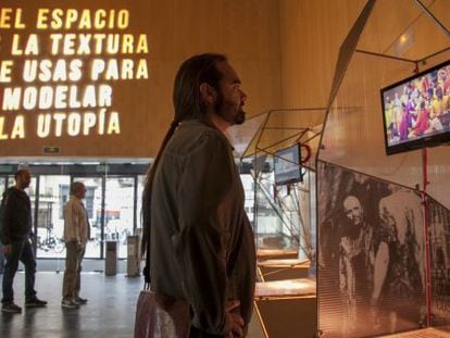 La exposici&oacute;n &#039;Tr&aacute;nsito por la escenograf&iacute;a espa&ntilde;ola contempor&aacute;nea&#039; en el vest&iacute;bulo del Teatro Valle-Incl&aacute;n. 