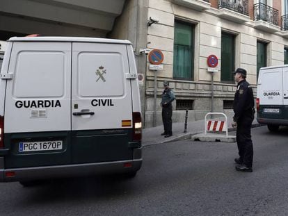 Un furg&oacute;n de la Guardia Civil entra en la Audiencia Nacional.