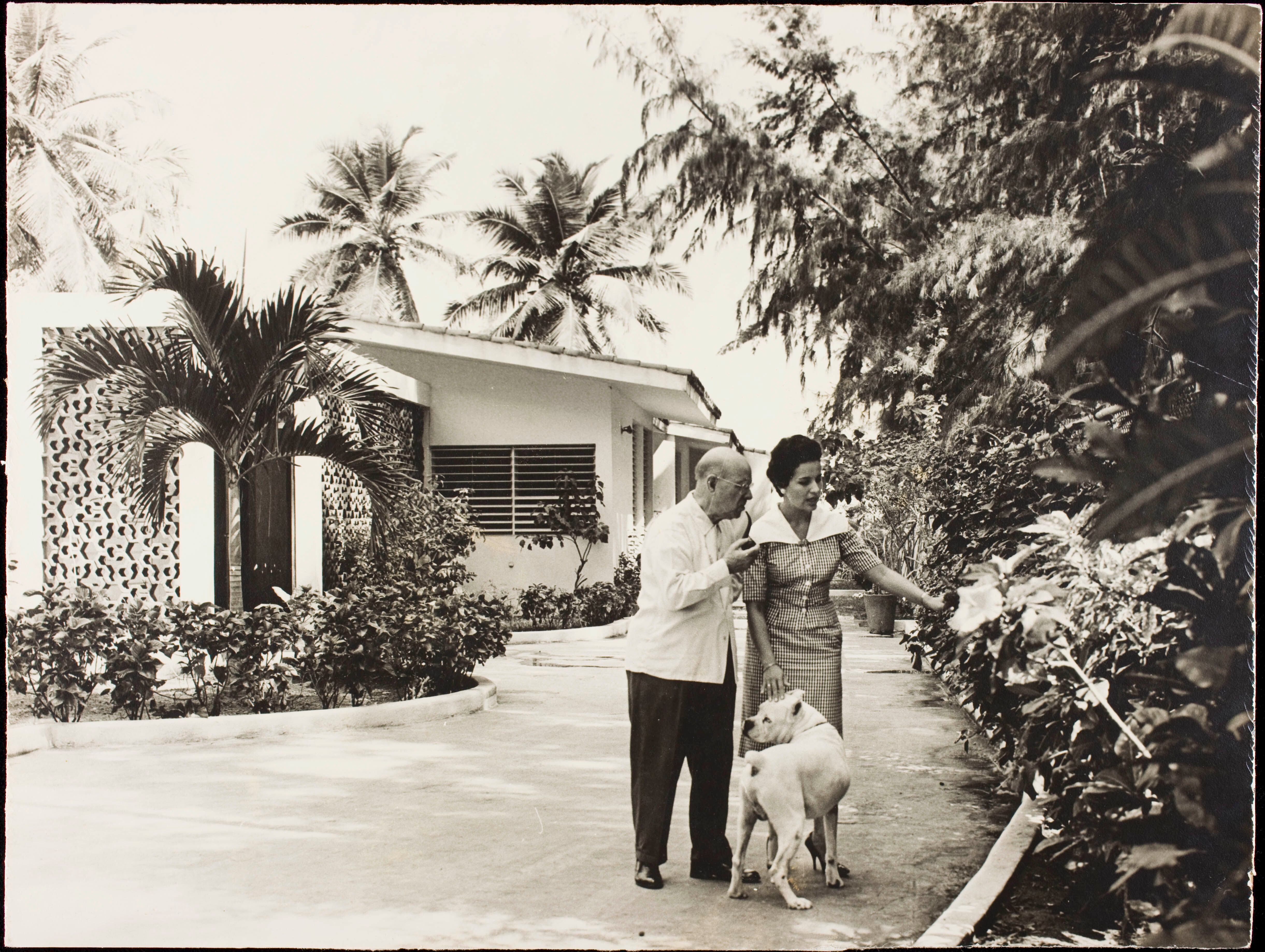 Pau Casals con su esposa Marta Montañez en la casa de Isla Verde (Puerto Rico), en torno a 1965.