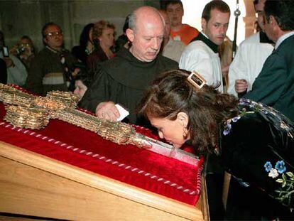 La ministra de Cultura, Carmen Calvo, besa el Lígnum Crucis, ayer en Liébana.