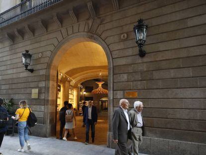 Entrada principal de l'Ateneu Barcelonès.