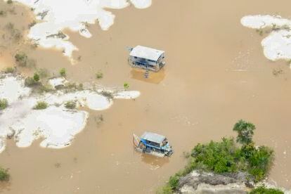 Dos dragas ilegales (instalaciones que tienen como fin la extracción de minerales que se encuentran debajo del agua. En este caso, oro), sobre el río Puré, en al Amazonas.