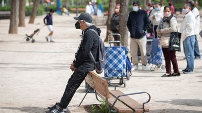 Un hombre hace cola para recibir alimentos, el pasado abril en Madrid.