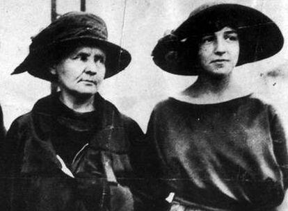 Eve Curie, a la derecha, junto a su madre, Marie Curie, en 1921, durante un viaje a Estados Unidos.
