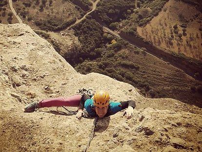 Irati Anda, escalando en Mallos de Riglos (Huesca), en 2017, en una imagen de su cuenta de Instagram.