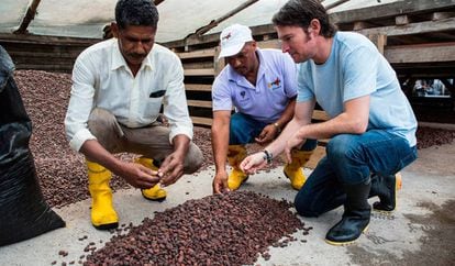 Santiago Peralta, fundador de Pacari (a la derecha), con productores de cacao.