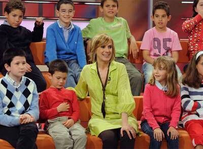 Gemma Nierga, con algunos de los niños que participan en el debate <i>Ya te vale</i>.
