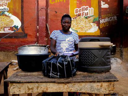 Tijanni Bilikisu, vendedora de alimentos, posa para una fotografía, mientras las autoridades continúan un encierro de 14 días en un intento por contener la COVID-19) en Abuja, Nigeria, el pasado 5 de abril de 2020. 