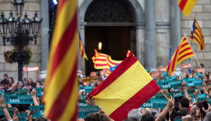 Una bandera espanyola entre independentistes concentrats davant el Palau de la Generalitat.