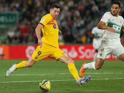 Lewandowski remata para marcar el tercer gol del Barcelona ante el Elche.