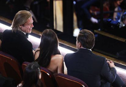 Leonardo DiCaprio y a su izquierda Camila Morrone y Brad Pitt.