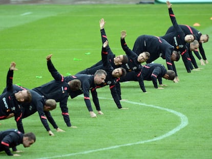 Los jugadores de la selección de fútbol de Polonia entrenan en el estadio de Varsovia.