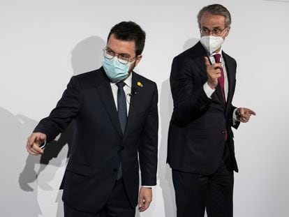 l presidente de la Generalitat, Pere Aragonès (a la izquierda), y el presidente de Cercle d'Economia, Javier Faus, en la sesión inaugural de este miércoles en Barcelona.