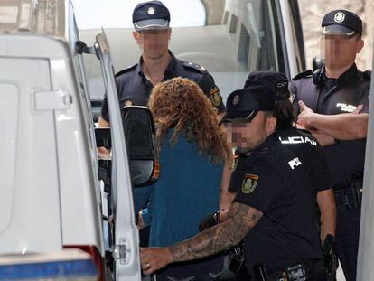 Conchi, apodada la 'viuda negra', llega a los juzgados de Benalúa en Alicante.