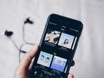 Smartphone con la aplicación Spotify.