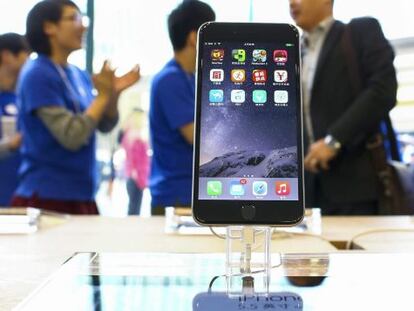 Un iPhone 6 es mostrado en una tienda Apple en Pekín (China) mercado de especial interés para la Pyme española EFE/Diego Azubel