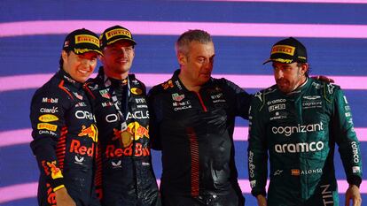Max Verstappen de Red Bull en el podio después de ganar el Gran Premio de Baréein con Sergio Pérez en segundo lugar y Fernando Alonso de Aston Martin en tercer lugar