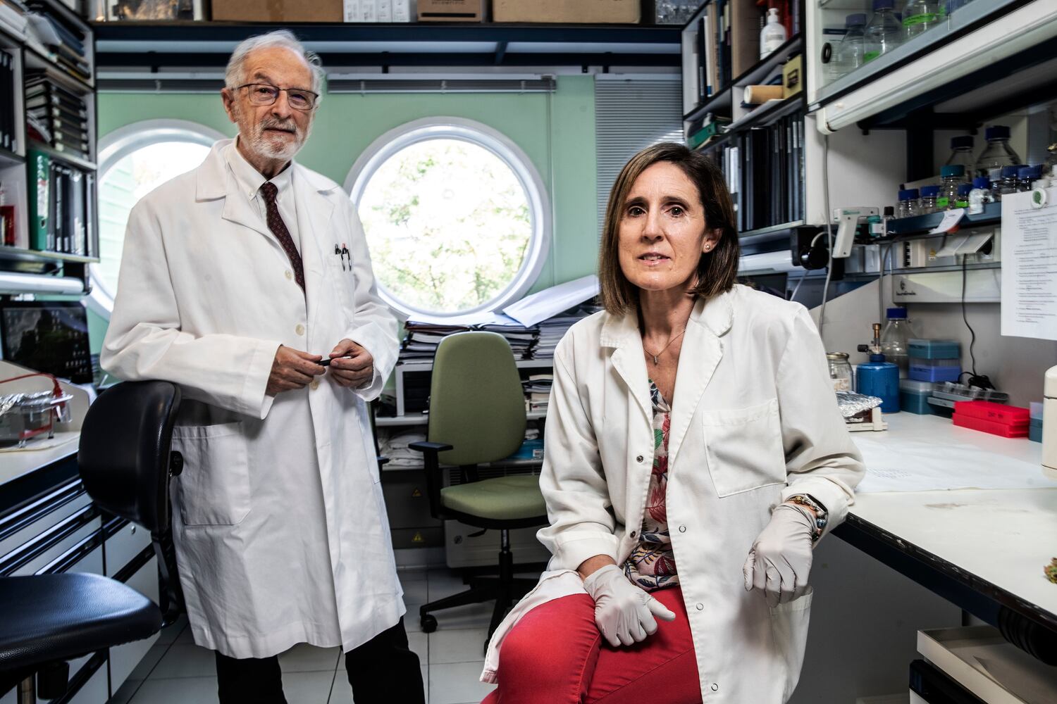 Los virólogos Luis Enjuanes e Isabel Sola, en el Centro Nacional de Biotecnología, en Madrid.