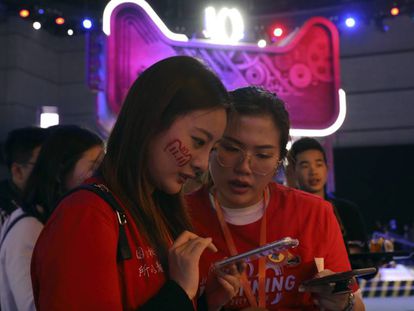 Dos empleadas de Alibaba esperan la cuenta atrás para el Día del Soltero en Shanghái.
