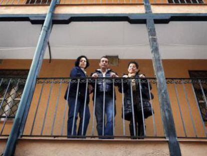 Elena Martí, Salva Martí y Ana María Esteban, vecinos de las viviendas afectadas.