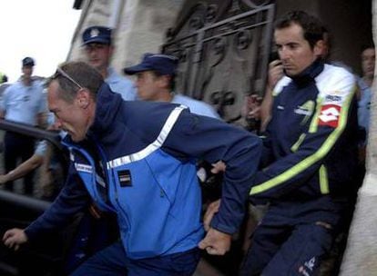 Manuel Beltrán, a la derecha, sale escoltado del hotel del Liquigas por policías franceses.