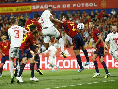 Akanji remata de cabeza para conseguir el primer gol de Suiza frente a España este sábado en Zaragoza.
