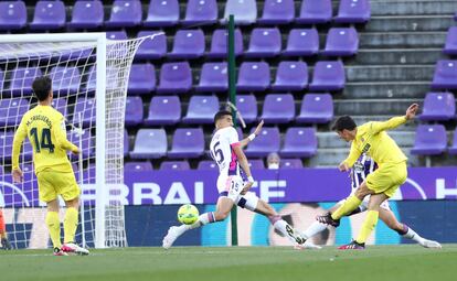 Gerard Moreno marca el primer gol del Villarreal al Valladolid.