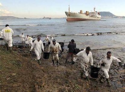 Imagen de ayer de los trabajos de limpieza del vertido del &#39;Sierra Nava&#39;.