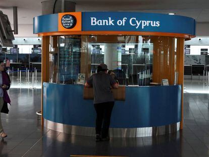 Un pasajero hace una operación en el Banco de Chipre en el aeropuerto de Lárnaca.