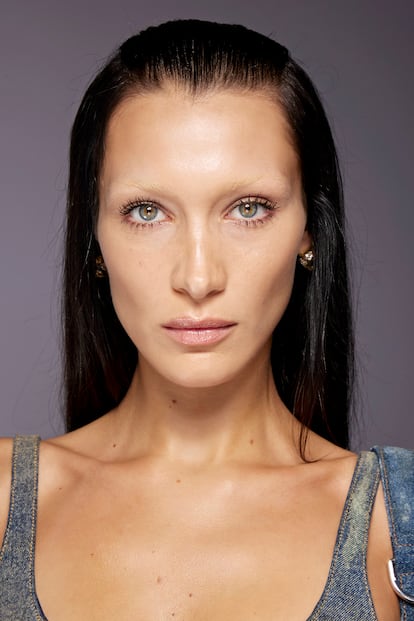 Bella Hadid, con cejas decoloradas, en el backstage del desfile de Givenchy primavera verano 2023.