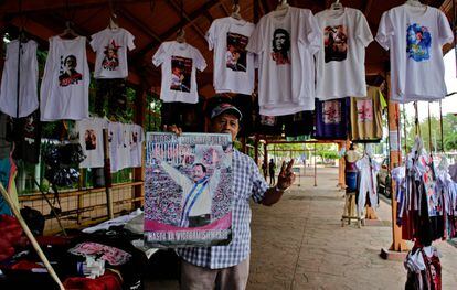 Un hombre muestra una fotografía de Daniel Ortega en una tienda con propaganda del Frente Sandinista, el pasado 7 de octubre, en Managua.