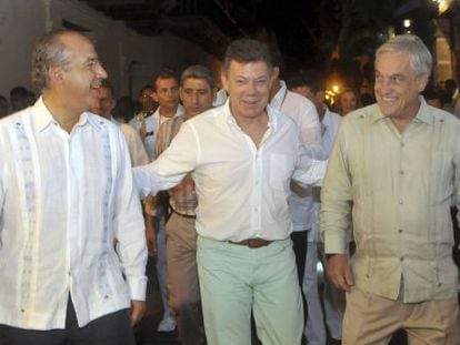 De izquierda a derecha, los presidentes de México, Felipe Calderón; Colombia, Juan Manuel Santos; y Chile, Sebastián Piñera, este jueves en Cartagena de Indias.