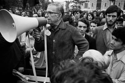 Jean-Paul Sartre sujeta un megáfono en una manifestación contra el racismo, el 13 de mayo de 1971.