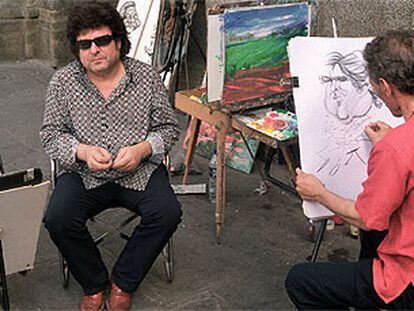 Enrique Morente, en la Plaza Mayor de Madrid, junto a su caricatura.
/ GORKA LEJARCEGI