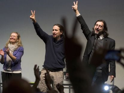 El entonces líder de Podemos, Pablo Iglesias (en el centro), acompañado del diputado del partido Rafael Mayoral y la jueza Victoria Rosell, en 2019.